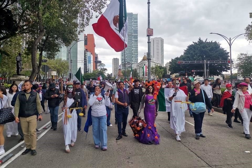 '¡Claudia, entiende, la democracia no se vende!', gritan los inconformes.