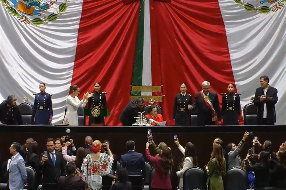 Claudia Sheinbaum y Andrés Manuel López Obrador llegaron al Congreso de la Unión para la ceremonia de investidura de la Presidenta.