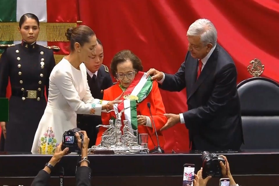 Ifigenia Martínez entrega la Banda Presidencial a Claudia Sheinbaum. 