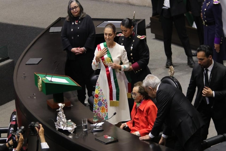 Claudia Sheinbaum Pardo con la Banda Presidencial puesta.