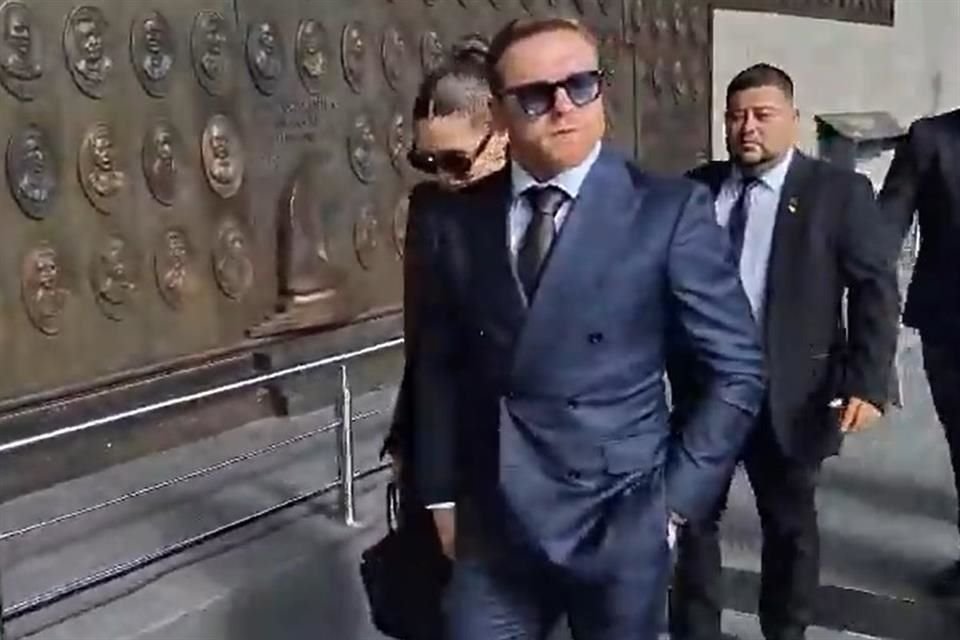 'Canelo' Álvarez acudió a San Lázaro para presenciar la toma de protesta de Claudia Sheinbaum y dijo que tiene fe en la primera Presidenta.