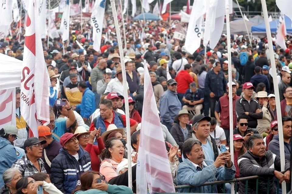 Los asistentes al Zócalo quienes siguieron la sesión en San Lázaro a través de pantallas gigantes.