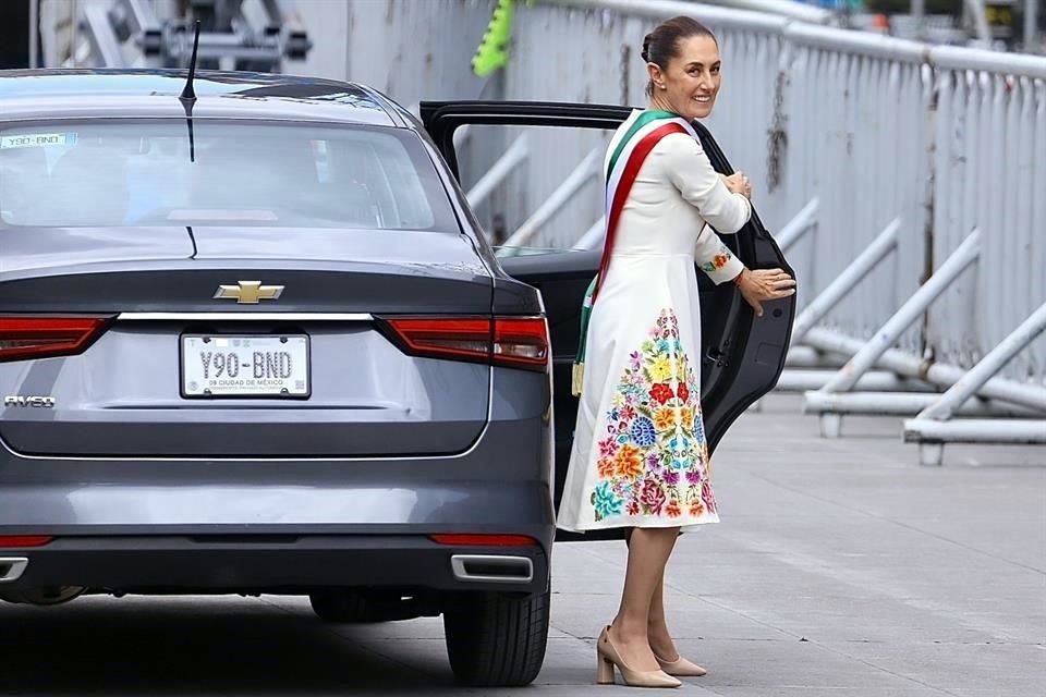 Después de la ceremonia de toma de posesión, Claudia Sheinbaum llegó al Zócalo e ingresó a Palacio Nacional.