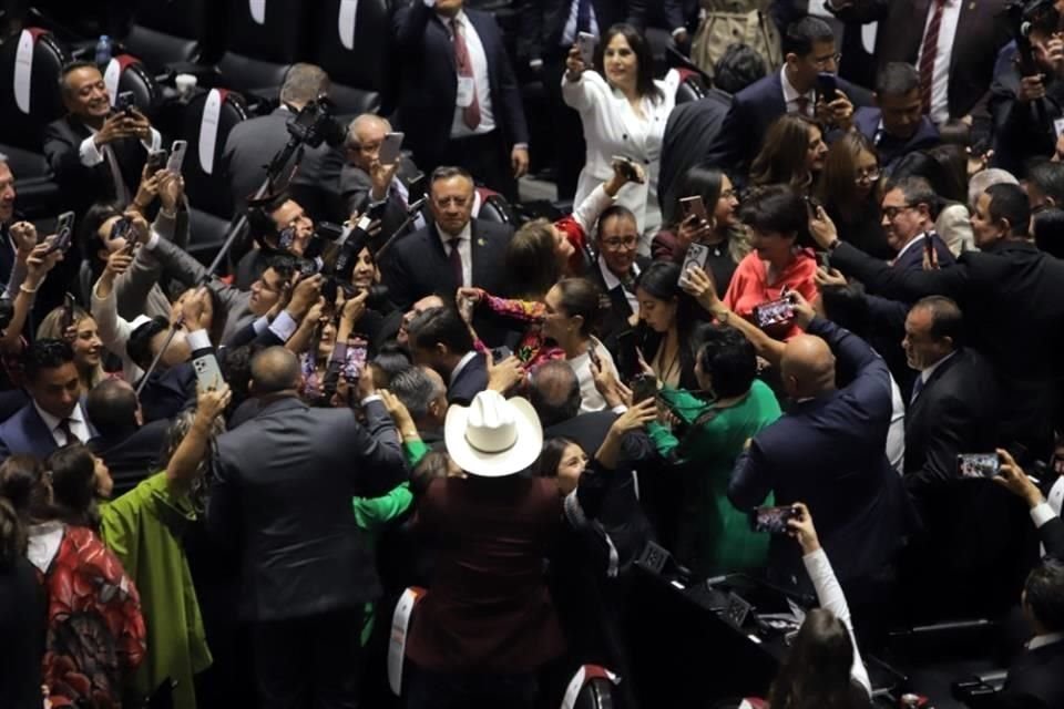 Claudia Sheinbaum, Presidenta de México, fue rodeada por legisladores que le pedían abrazos, saludos y selfies.