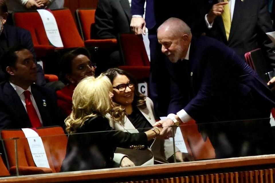 El presidente de Brasil, Luis Inácio Lula da Silva, saluda a la primera dama de los Estados Unidos, Jill Biden, quien encabezó la delegación de EU en la toma de posesión de Sheinbaum.