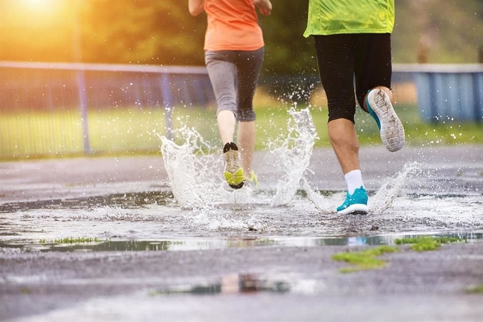 Correr bajo la lluvia puede ser experiencia grata y provechosa, o bien una vivencia desagradable y frustrante. Depende de cómo lo hagas.