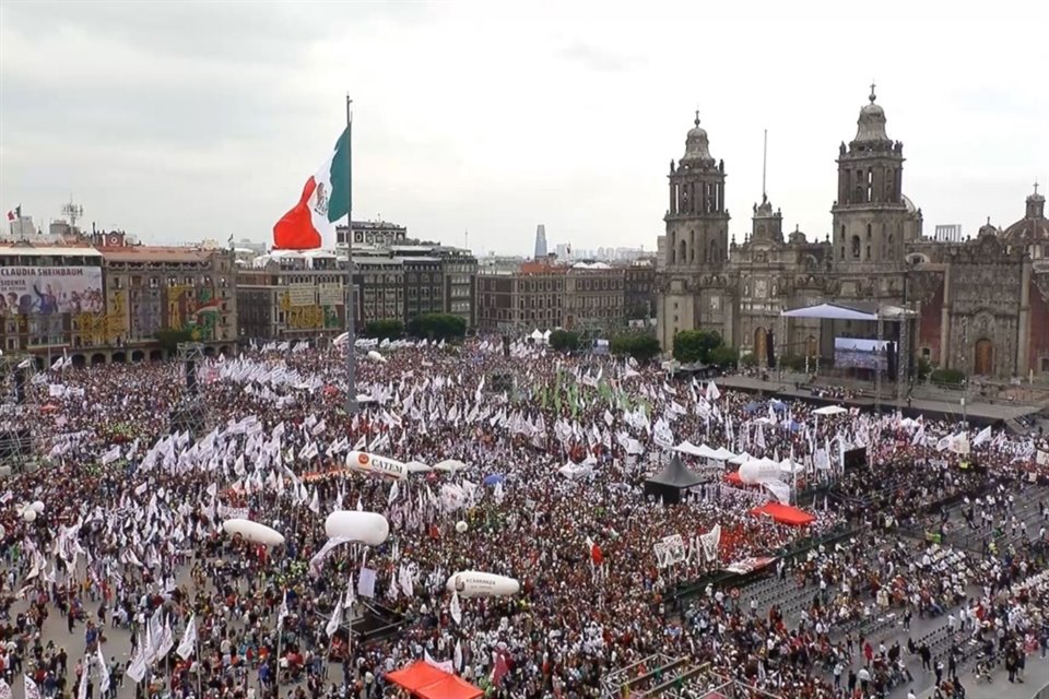 Entre gritos de '¡Presidenta!' y la interpretación de números musicales, el Zócalo aguarda la llegada de la Presidenta Claudia Sheinbaum.