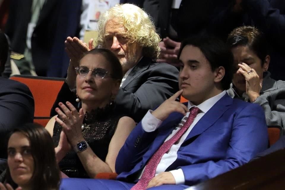 Cineasta Luis Mandoki (atrás); Beatriz Gutiérrez Müller, esposa de AMLO; y Jesús Ernesto López, hijo de AMLO.