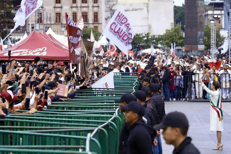 A su llegada, ya la multitud esperaba a Claudia Sheinbaum Pardo en las inmediaciones del Palacio Nacional.