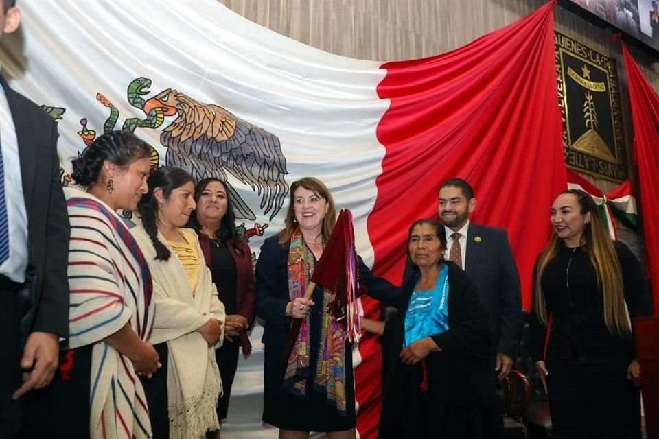 Margarita González Saravia tomó protesta como Gobernadora de Morelos y recibió el bastón de mando por parte de comunidades indígenas.