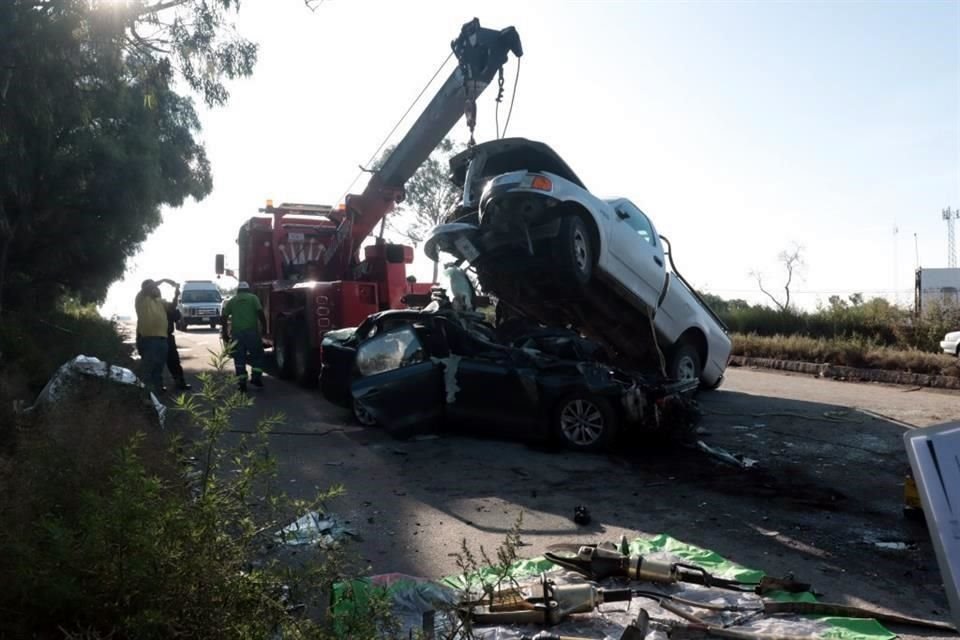 El conductor de la pick up, al parecer, perdió el control e invadió los carriles contrarios.