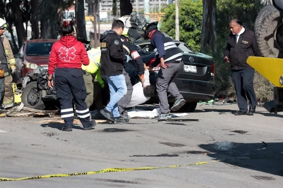 Para sacar el cuerpo, bomberos botaron dos puertas y cortaron parte de la carrocería.