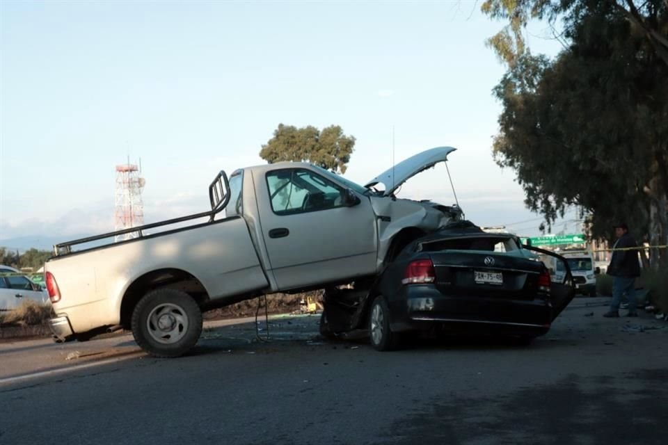 Por la fuerza del impacto, la camioneta aplastó el frente del coche y quedó por encima, en la carretera Lechería-Texcoco.