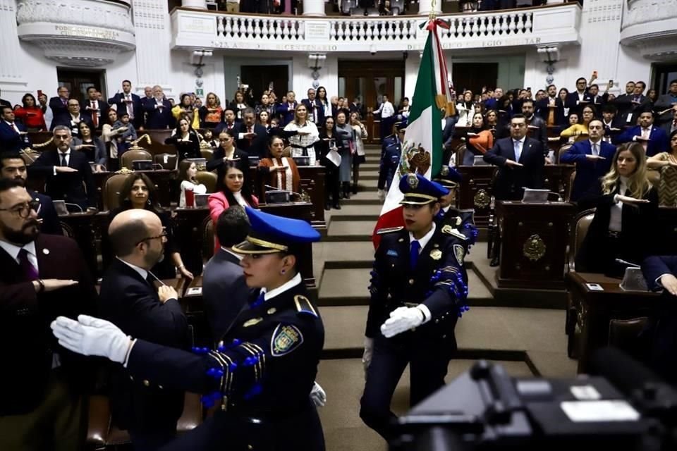 En una ceremonia abreviada con Martha Ávila, Presidenta del Congreso, como única oradora, se realizó el acto protocolario de toma de protesta.