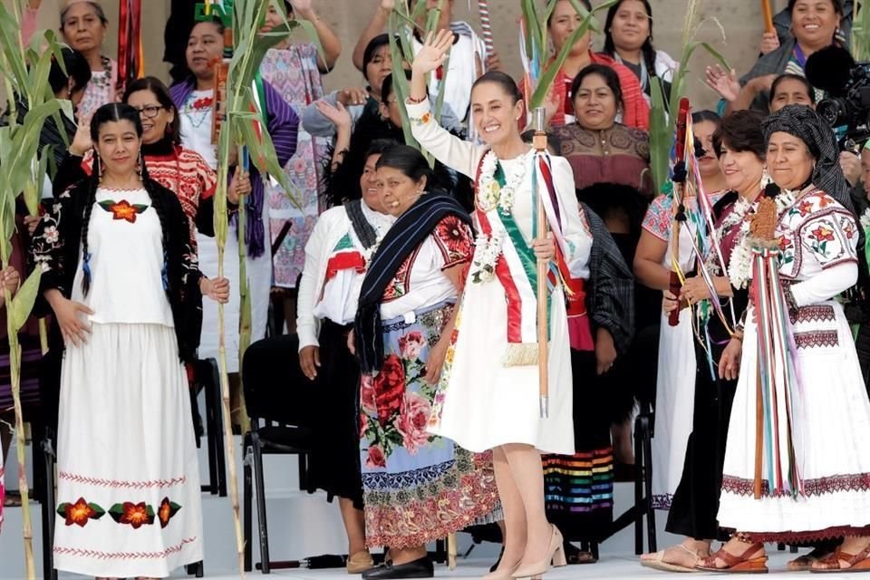 Arropada por mujeres representantes de pueblos originarios, la Presidenta Claudia Sheinbaum enlistó en el Zócalo los 100 compromisos para su mandato.