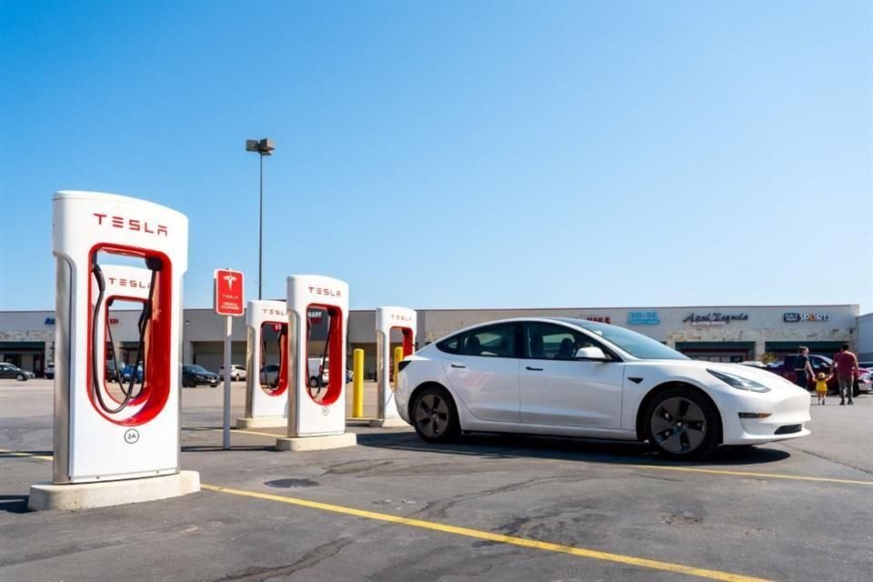 Tesla entregó 462 mil 890 vehículos en los tres meses hasta el 30 de septiembre.