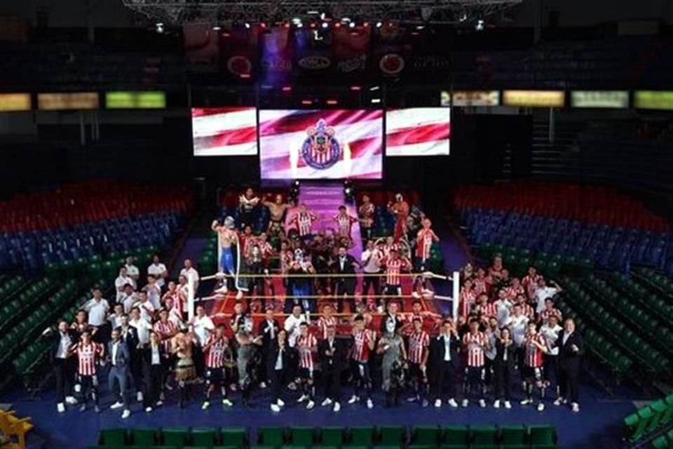 Chivas recurrió a la lucha libre para la foto oficial.