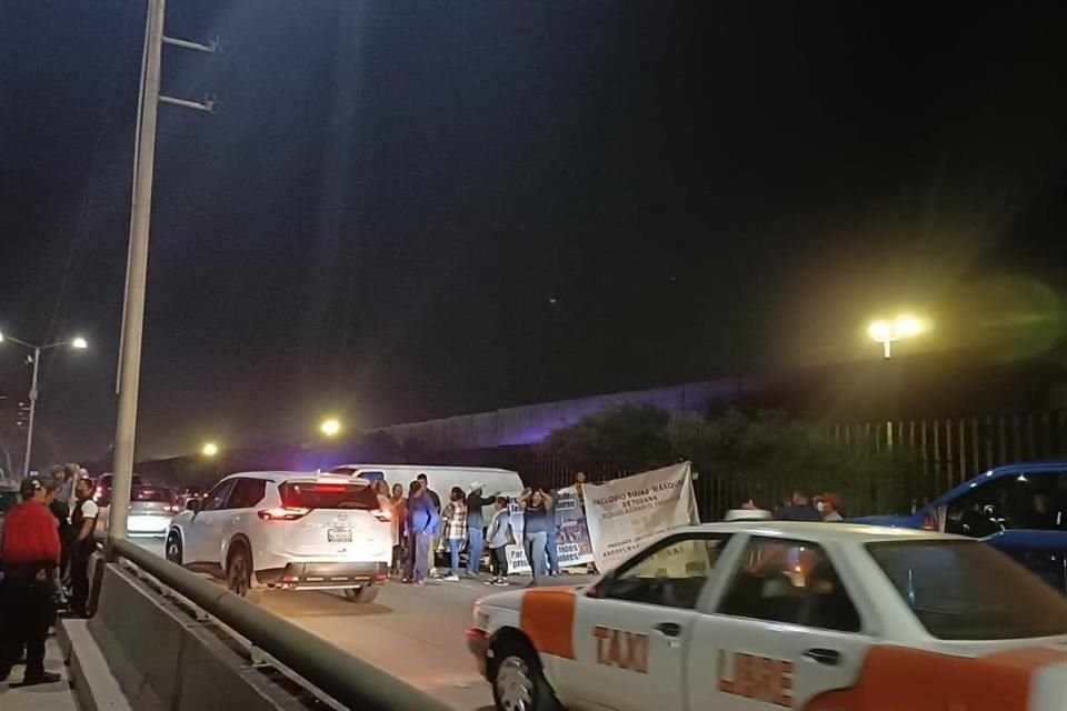 El Aeropuerto de Tijuana anunció en su cuenta de X que la protesta afecta las vías vehiculares y pidió a sus usuarios tomar precauciones.