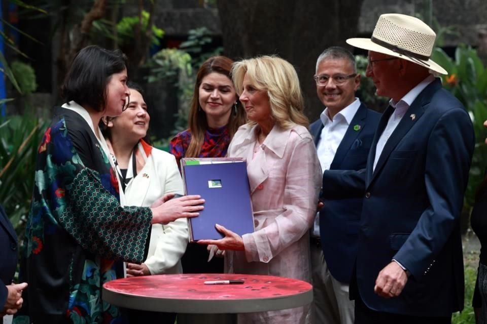 En su tercer día en México, Jill Biden realizó un recorrido en el Museo de Frida Kahlo.