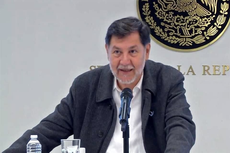 El Presidente del Senado, Gerardo Fernández Noroña, en conferencia de prensa.