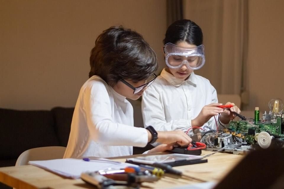 La educación STEM integra los campos de la ciencia, la tecnología, las matemáticas y la ingeniería.