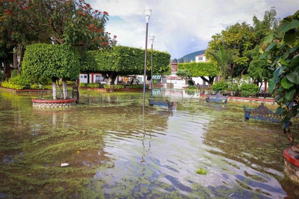 Prestadores de servicios y residentes de Puerto Marqués, afectados por lluvias, se manifiestan para pedir la ayuda del Gobierno federal.