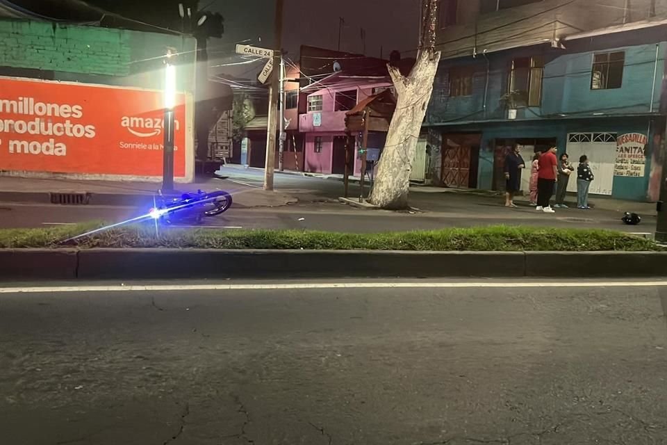 El accidente ocurrió esta madrugada en el cruce de Avenida Canal de Chalco y Calle 12.