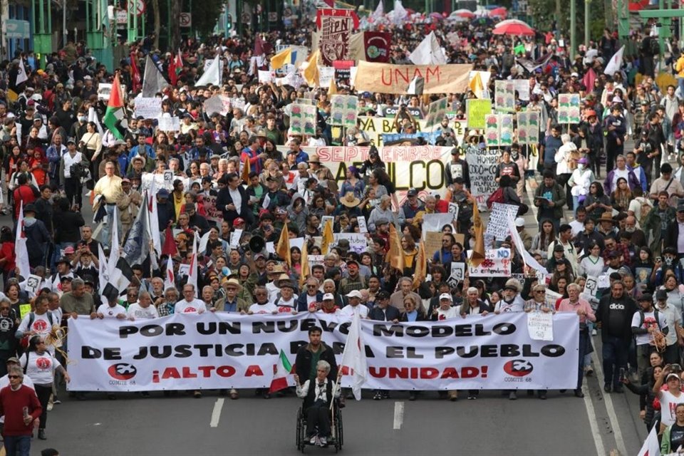 Manifestantes encabezados por el Comité 68 marchan rumbo al Zócalo a 56 años de la masacre de estudiantes en Tlatelolco.