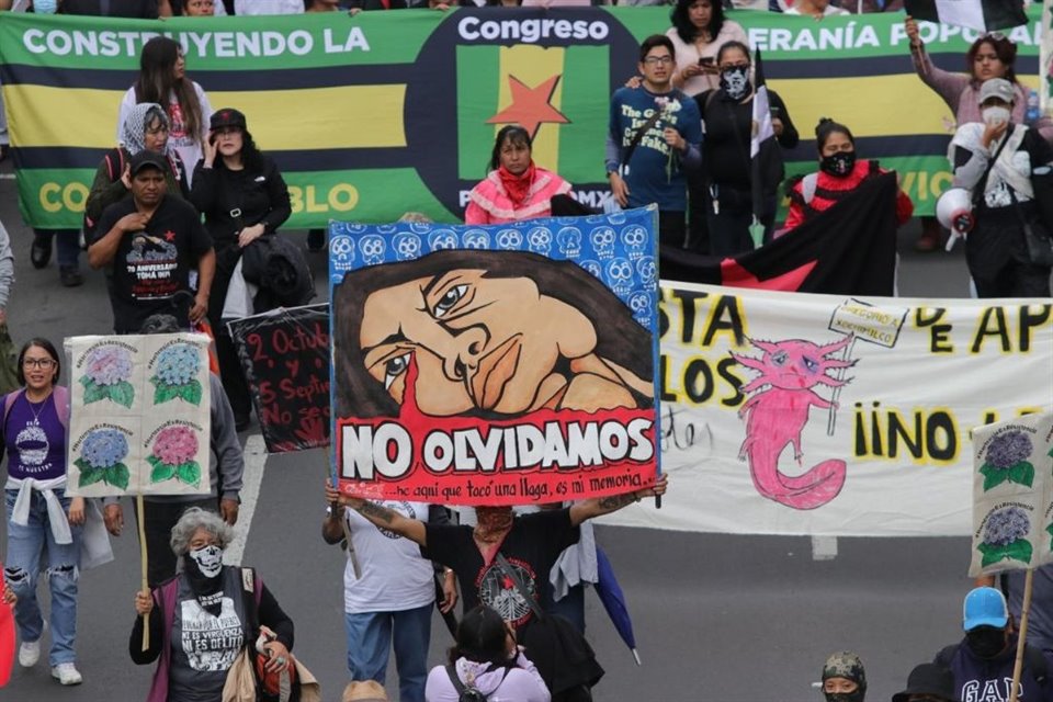 Los contingentes partieron de la Plaza de las Tres Culturas, en Tlatelolco.