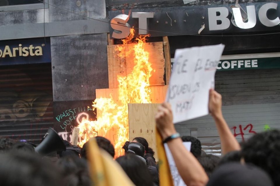 Manifestantes encapuchados se lanzaron contra una tienda de cafés sobre la Calle 5 de Mayo, ya en el Centro Histórico.