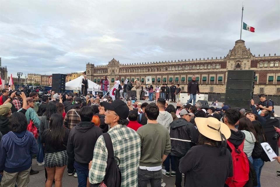 Manifestantes encabezados por el Comité 68 marcharon desde Tlatelolco hasta el Zócalo de CDMX, donde realizan un mitin.