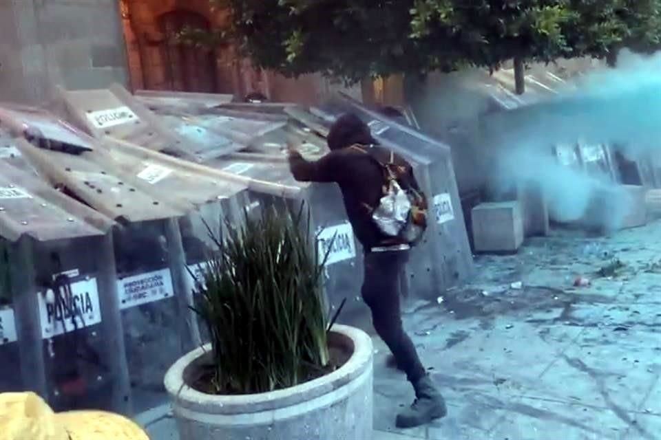 En el trayecto al Zócalo, los jóvenes del bloque negro causaron destrozos en negocios.