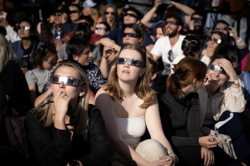 Personas utilizan anteojos especiales para observar un eclipse anular de sol en el Planetario Galileo Galilei, en la ciudad de Buenos Aires, el 2 de octubre de 2024.