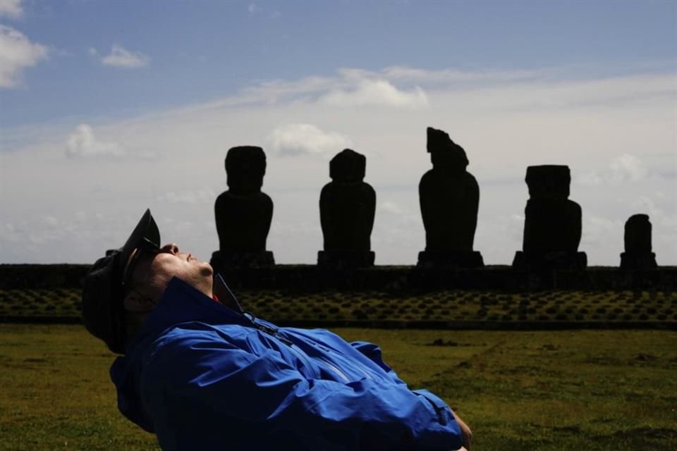 Un hombre observa un eclipse solar en las Islas de Pascua, en Chile.