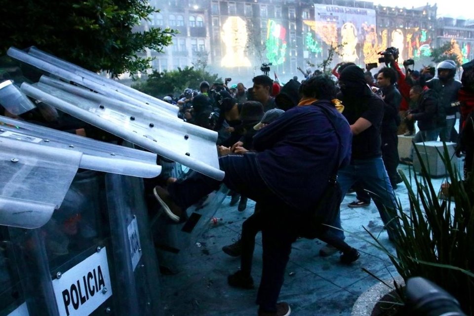 Jóvenes encapuchados lanzaron piedras y explosivos a policías en inmediaciones del Zócalo en el marco de la marcha del 2 de octubre.