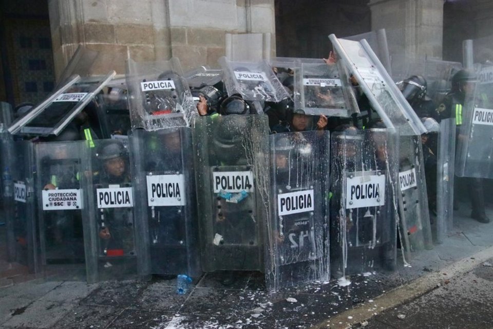 Policías capitalinos se resguardaron detrás de sus escudos.