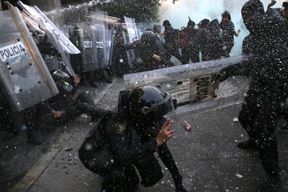 Jóvenes encapuchados lanzaron piedras y explosivos a policías en inmediaciones del Zócalo en el marco de la marcha del 2 de octubre.