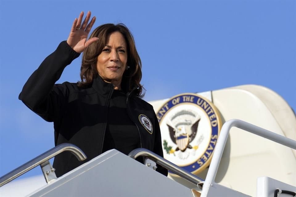 La Vicepresidenta Kamala Harris aborda el Air Foce Two en Georgia, el 2 de octubre.