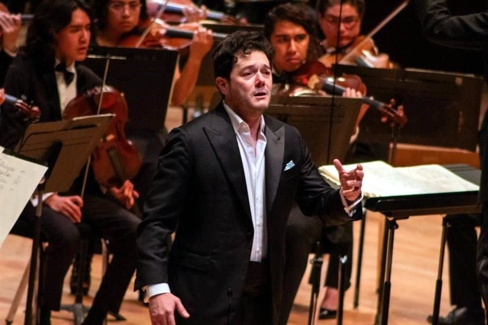 El tenor Arturo Chacón-Cruz durante su presentación en la gala Puccini y su mundo el domingo pasado en la Sala Neza del CCU.