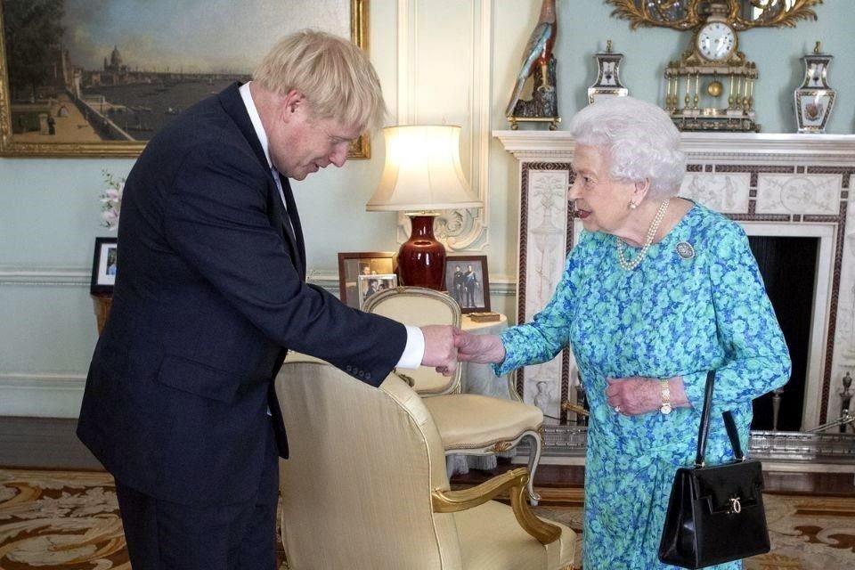 El ex primer ministro británico, Boris Johnson, reveló en su nuevo libro de memorias que la Reina Isabel II murió por cáncer de huesos.