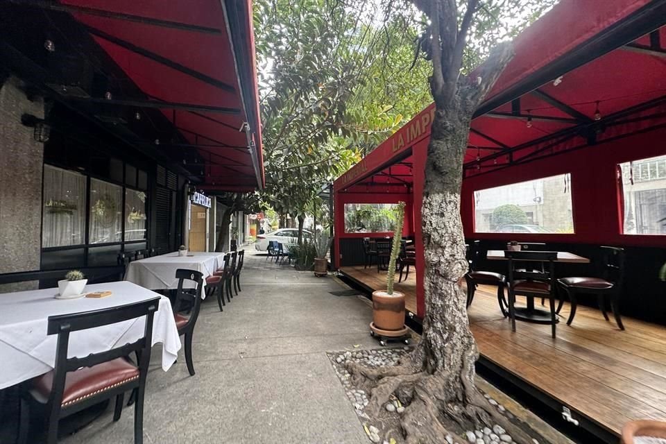 En la Colonia Nápoles,en Benito Juárez, hay restaurantes que tienen más mesas afuera que al interior.