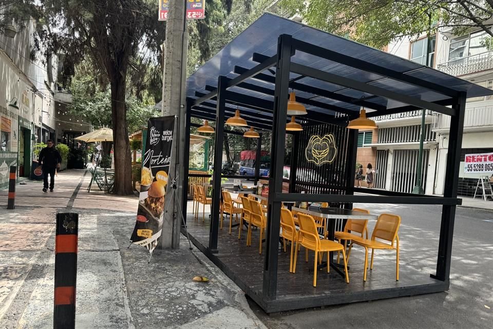 En carriles de avenidas y en las banquetas, tienen instalado de forma permanente pérgolas, mesas y sillas.