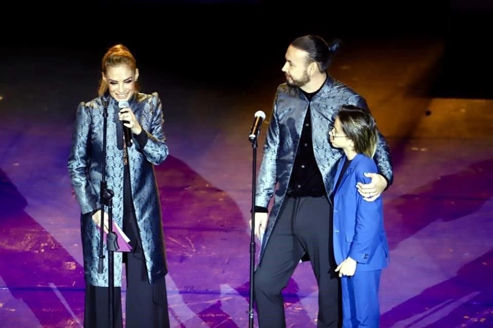 Alma Cero y Enrique Orozco dieron unas palabras en el escenario.