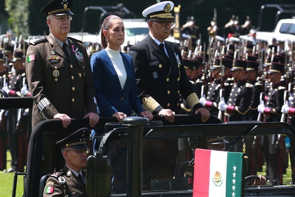 La Presidenta se reúne con miembros de las Fuerzas Armadas.