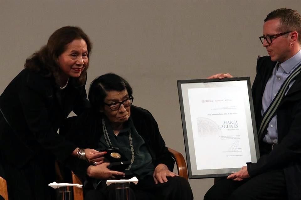 Lucina Jiménez, entonces directora del INBAL, reconoció la trayectoria de más de seis décadas de la artista veracruzana en la sala Manuel M. Ponce de Bellas Artes.