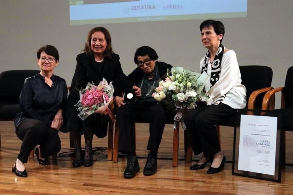 La escultora María Lagunes estuvo acompañada en el homenaje por sus hijas Silvia y María Segarra, y por Lucina Jiménez.