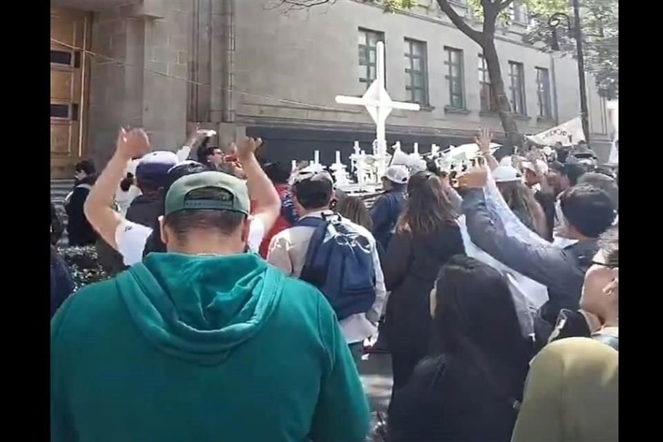 Los trabajadores llevaron una batucada a la protesta.