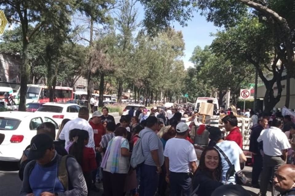 Los manifestantes de la Unión para la Trasformación del Transporte están ubicados afuera de la Secretaría de Comunicaciones y Transportes.