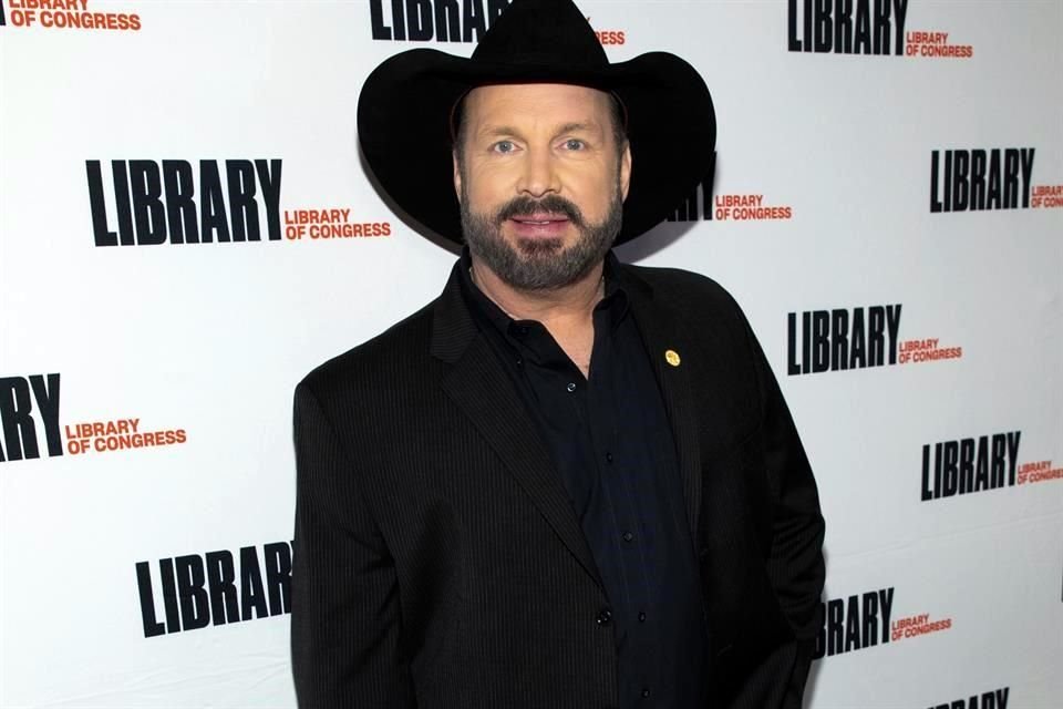 El cantante Garth Brooks, ícono de la música country, fue demandado esta semana por violación y agresión física; él niega las acusaciones.