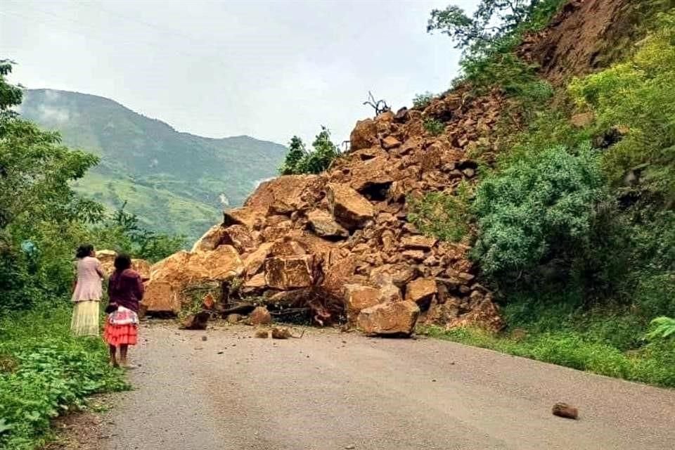 El desgajamiento sobre la carretera Tlapa-Metlatónoc, en la región de la Montaña de Guerrero, se registró en las inmediaciones de la comunidad de Petlacalcingo.